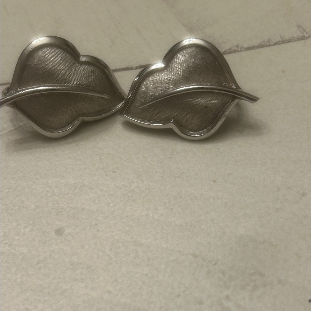 Beautiful Vintage Crown Trifari Silver Tone Leaf Clip On Earrings